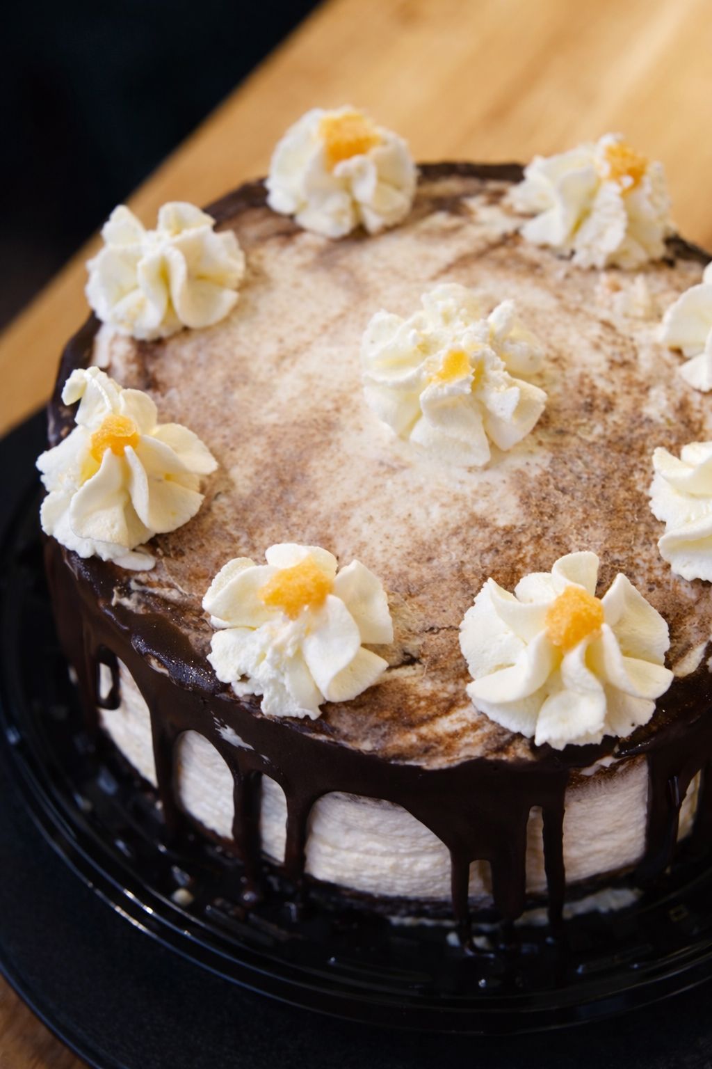 Tarta de chocolate con goteo y crema decorada